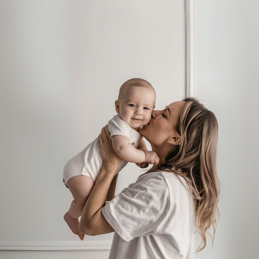 אמא מרימה תינוק בחיוך, TinyTips ליווי אישי להורים בוואטסאפ